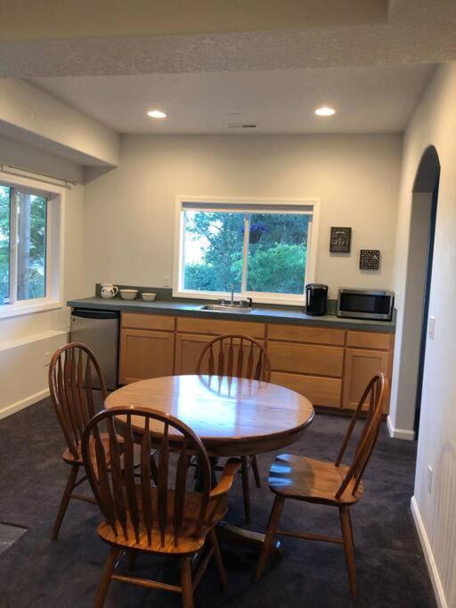 2 Bedroom Suite: Views, Private Entrance, Evchgr Amity Luaran gambar