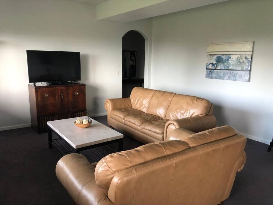 2 Bedroom Suite: Views, Private Entrance, Evchgr Amity Luaran gambar